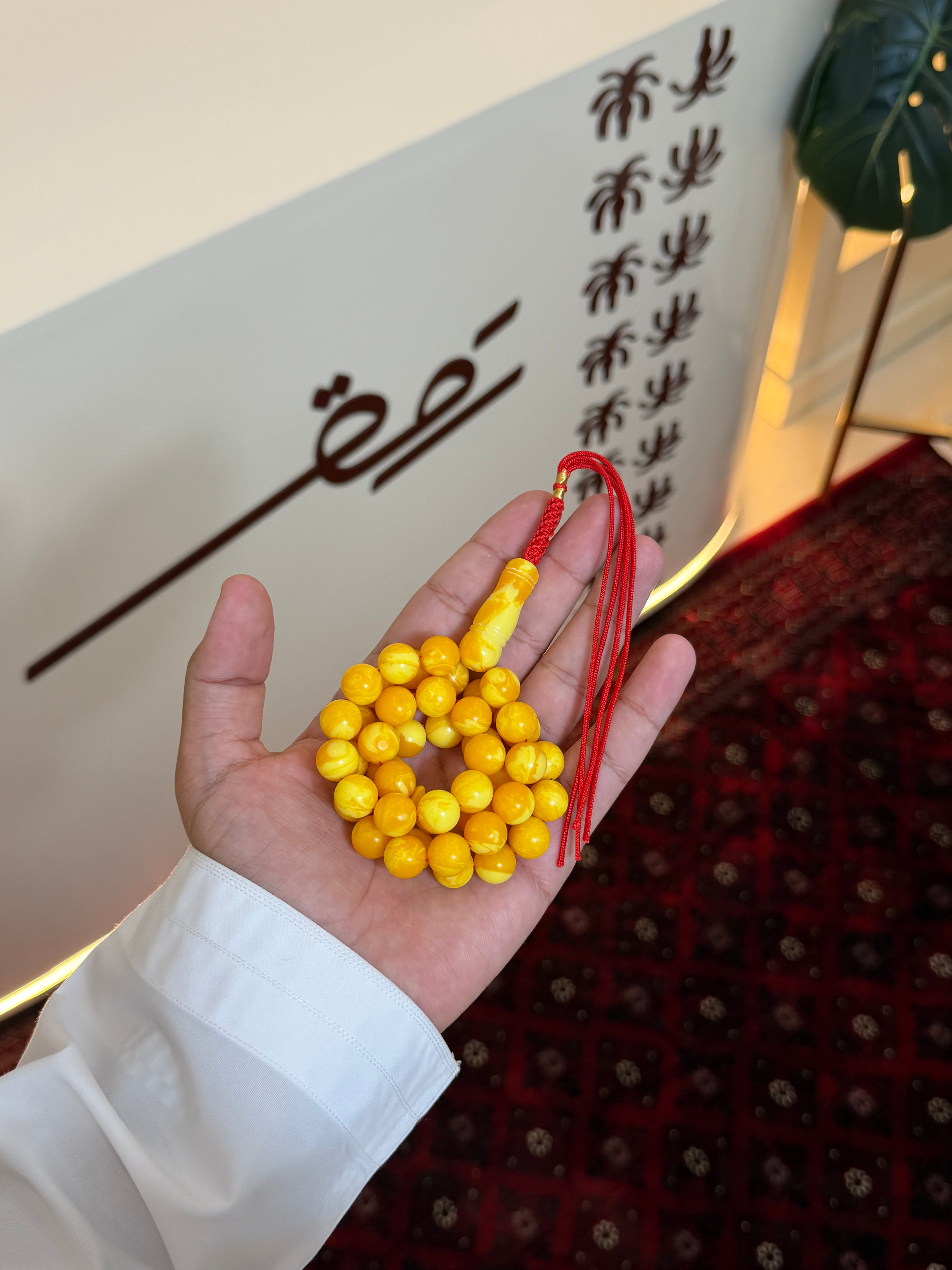 تراب كهرمان ملطخ طربوش احمر