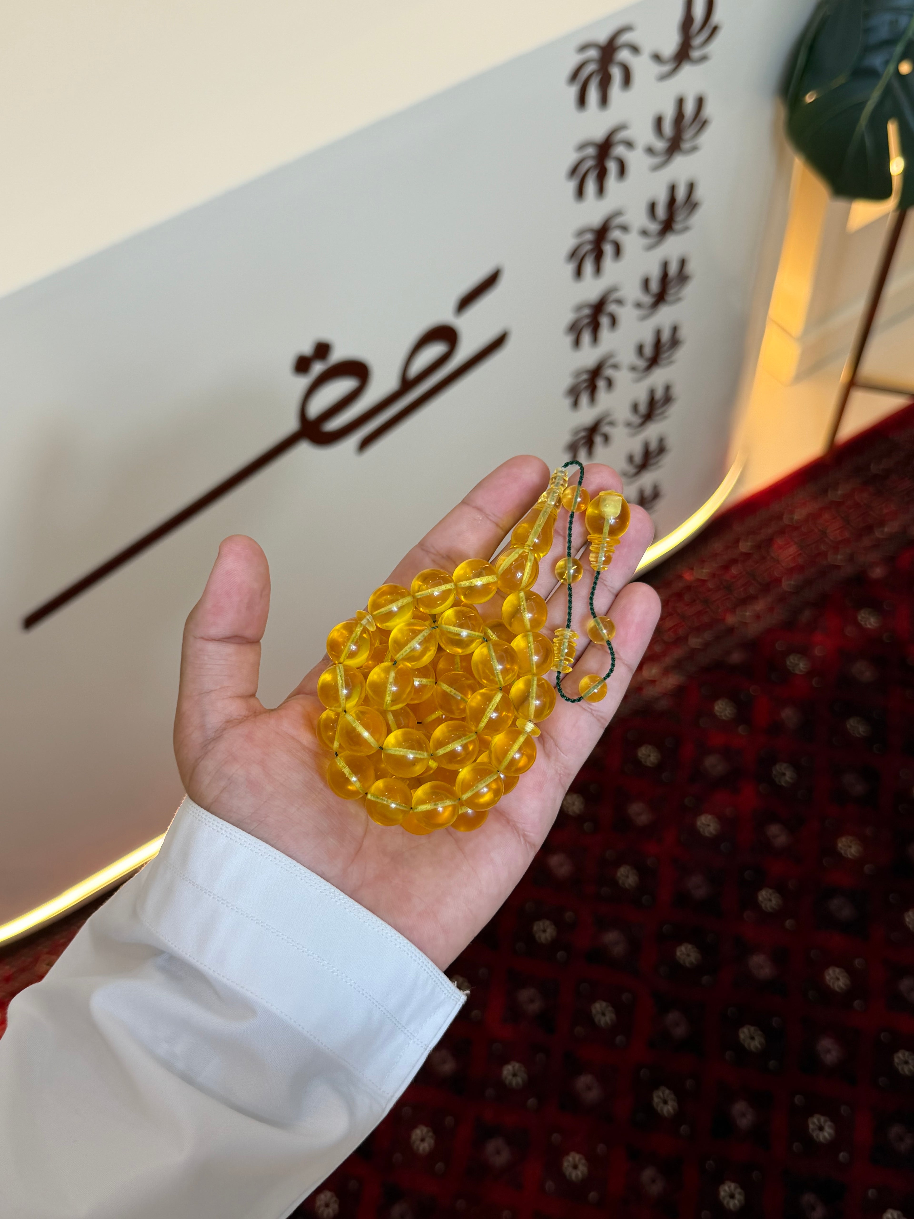 مسباح اصفر شفاف